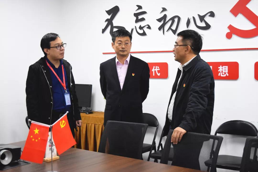 中共安陽市委網(wǎng)信辦主任路玉軍、副主任王曉萌等一行人蒞臨安陽青峰網(wǎng)絡(luò)指導(dǎo)工作