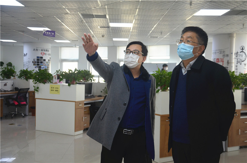 中共安陽(yáng)市委統(tǒng)戰(zhàn)部副部長(zhǎng)、市工商聯(lián)黨組書記郭洪俠一行調(diào)研安陽(yáng)青峰防疫工作和復(fù)工復(fù)產(chǎn)情況